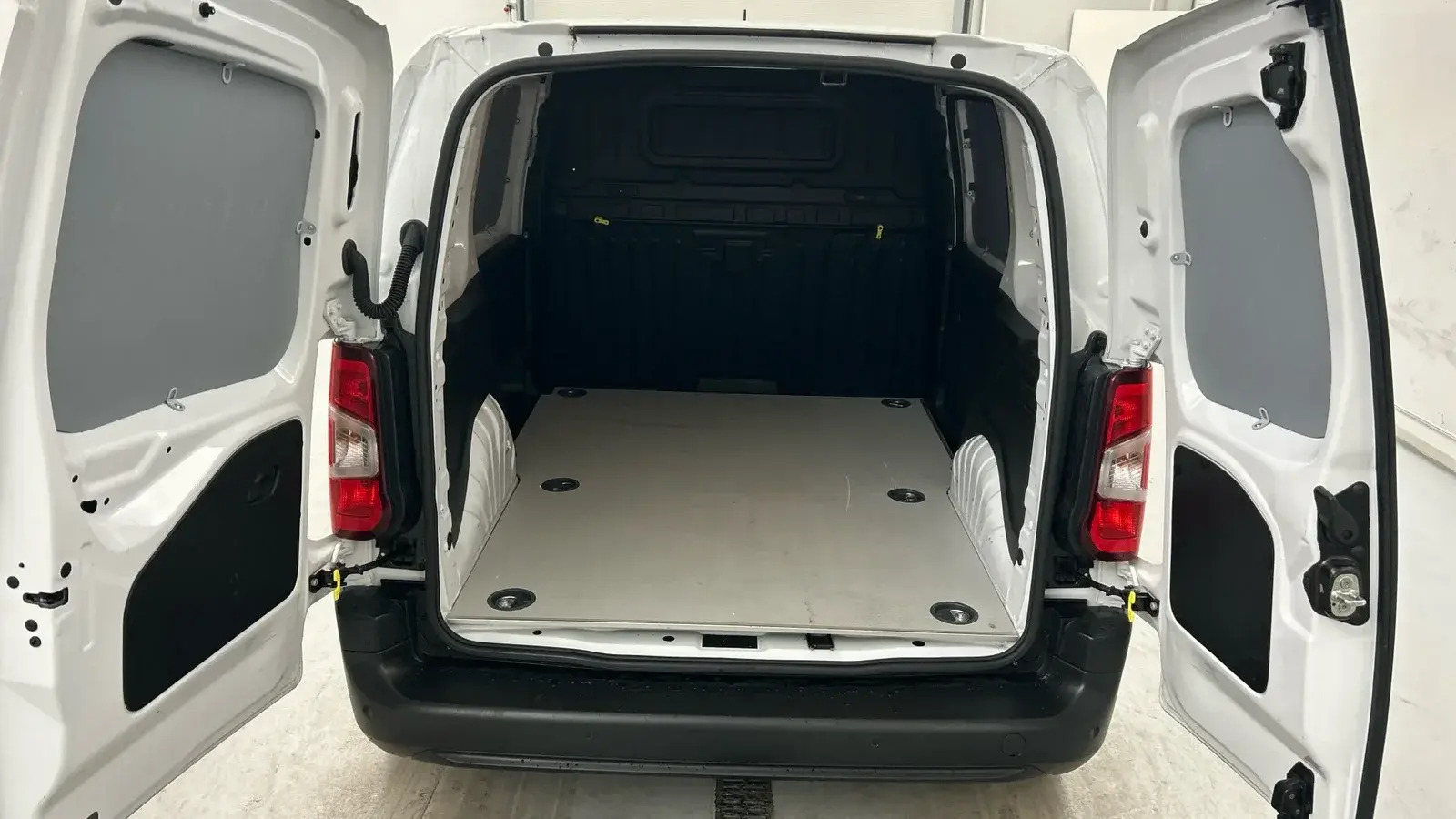 Hvid Peugeot Partner fra 2025
