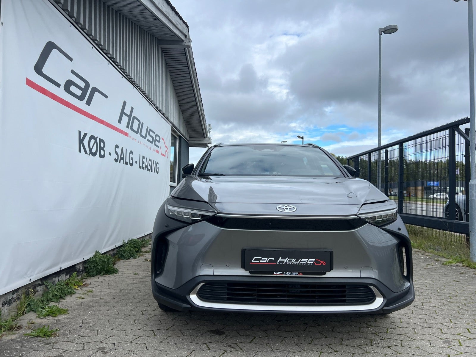 Grå Toyota BZ4X fra 2024