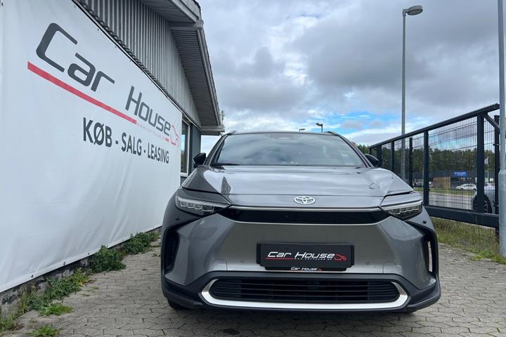 Grå Toyota BZ4X fra 2024