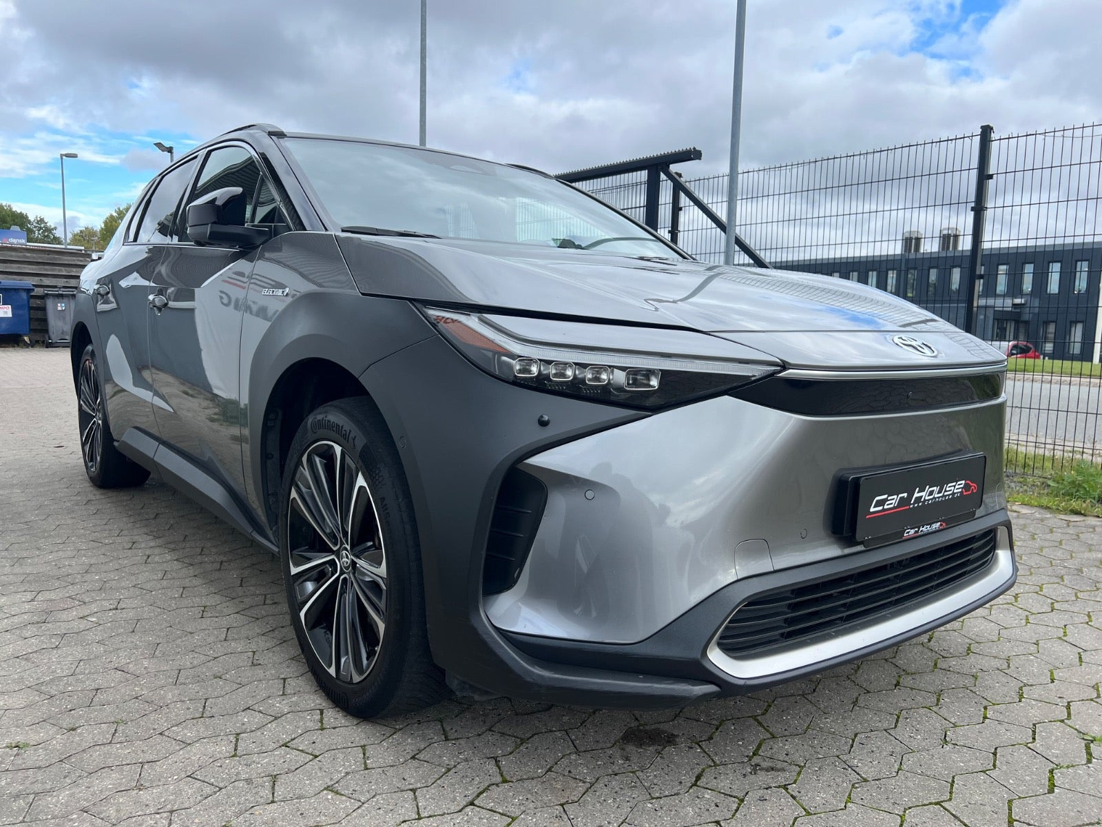 Grå Toyota BZ4X fra 2024