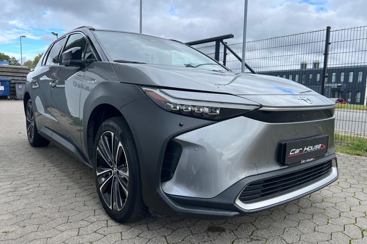 Grå Toyota BZ4X fra 2024