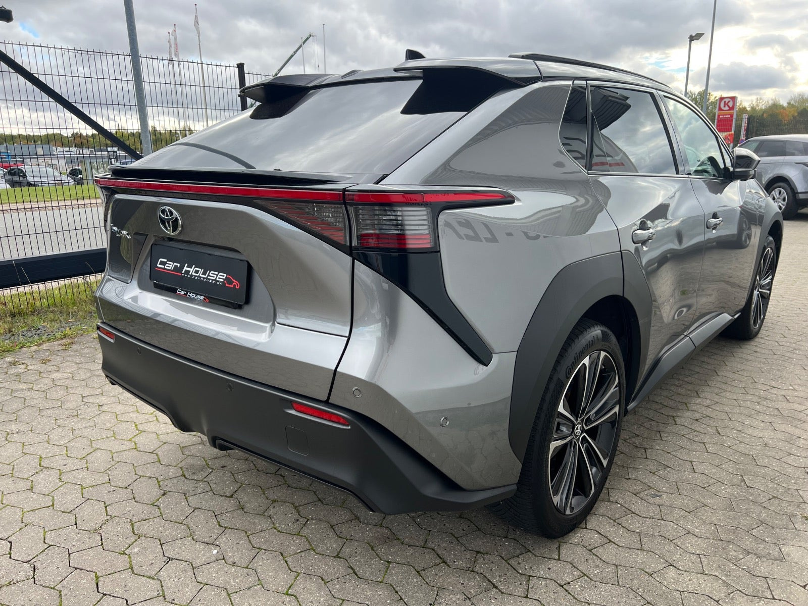 Grå Toyota BZ4X fra 2024