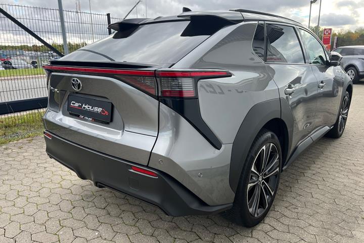 Grå Toyota BZ4X fra 2024