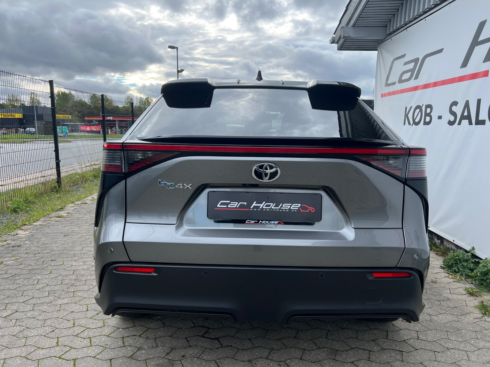 Grå Toyota BZ4X fra 2024