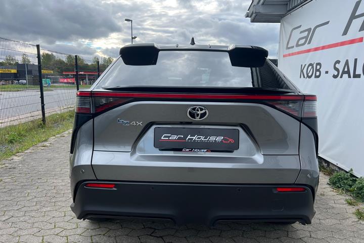 Grå Toyota BZ4X fra 2024