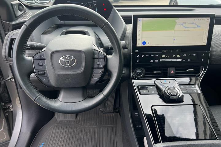 Grå Toyota BZ4X fra 2024