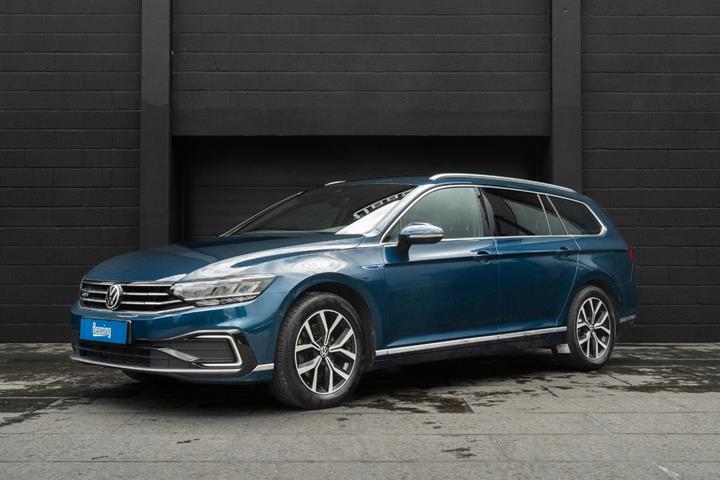 Blå VW Passat fra 2021