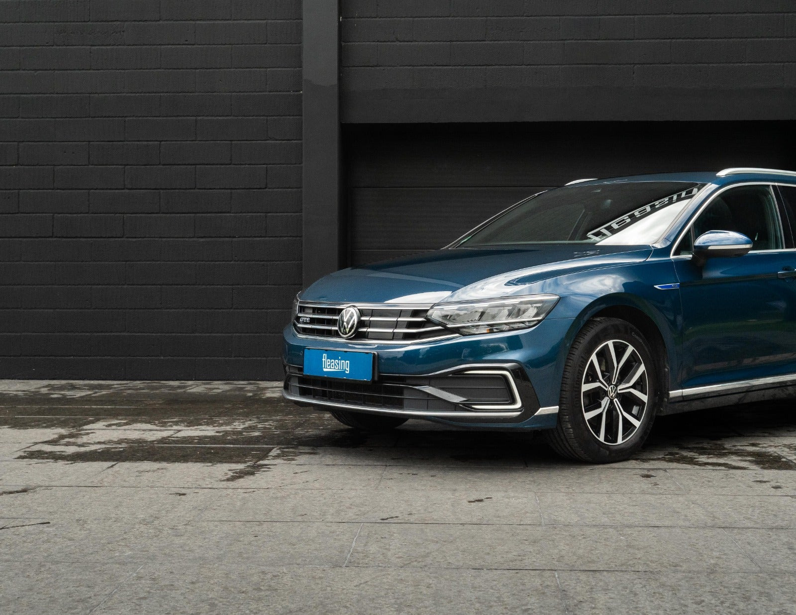Blå VW Passat fra 2021