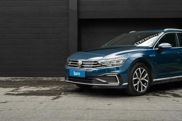 Blå VW Passat fra 2021