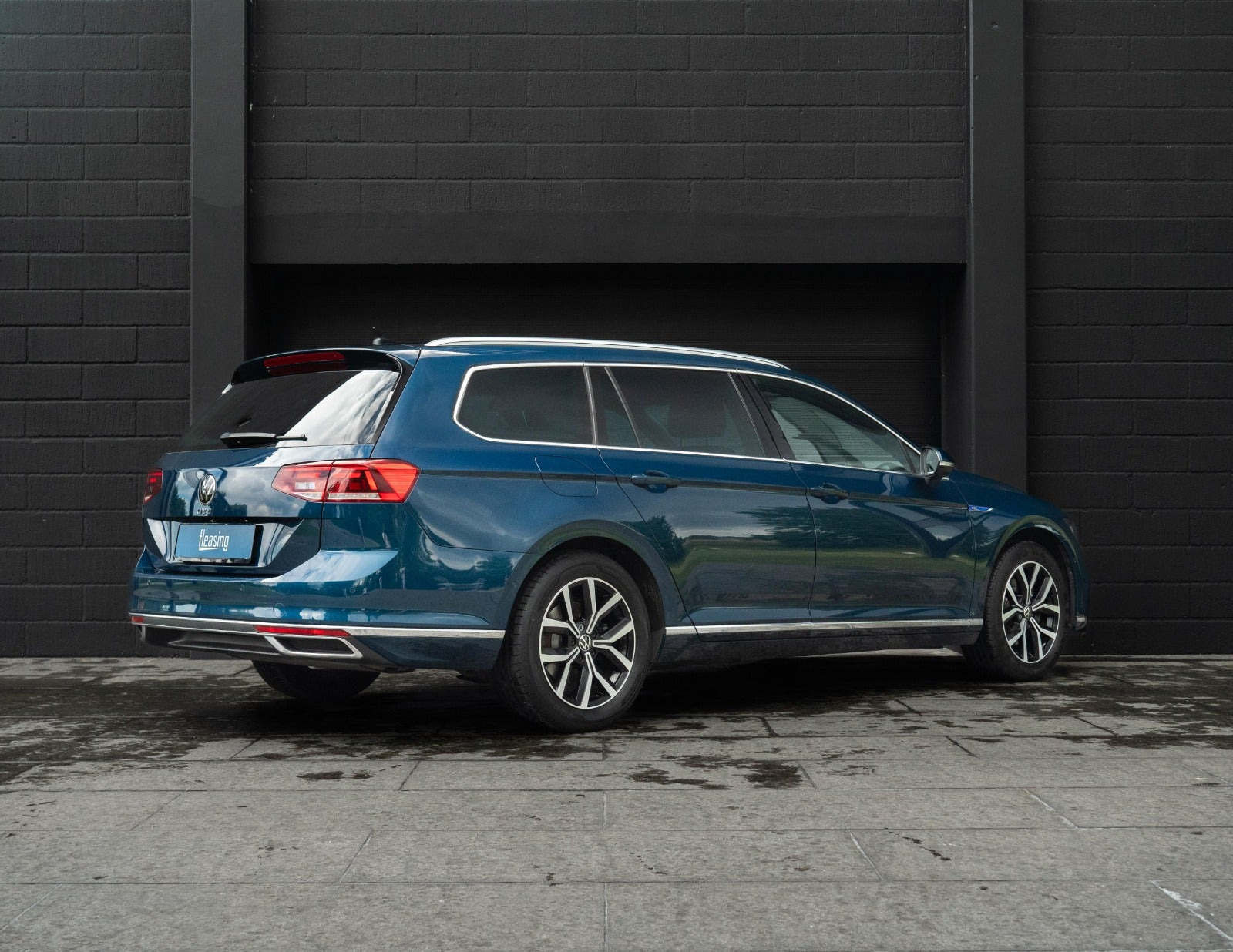 Blå VW Passat fra 2021