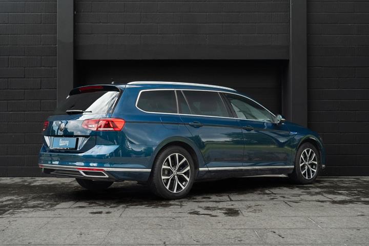 Blå VW Passat fra 2021