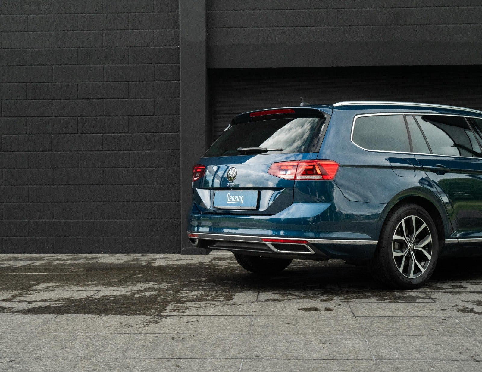 Blå VW Passat fra 2021
