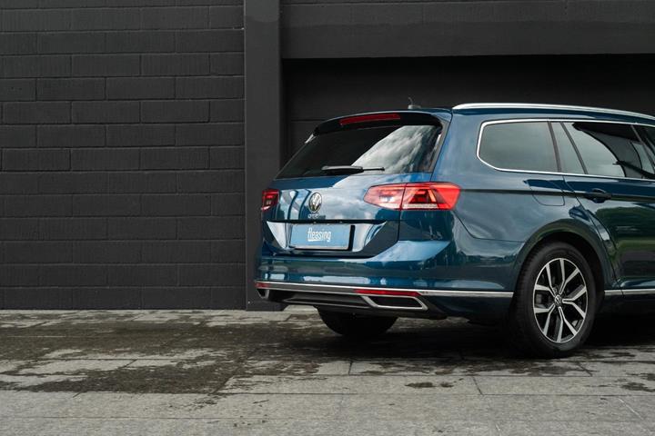 Blå VW Passat fra 2021