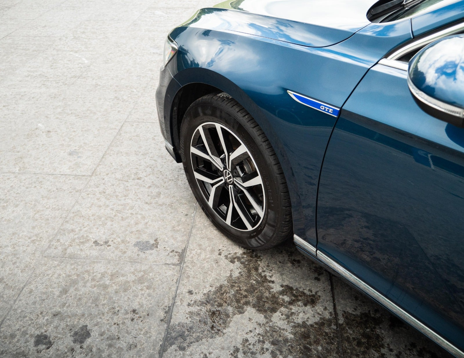 Blå VW Passat fra 2021