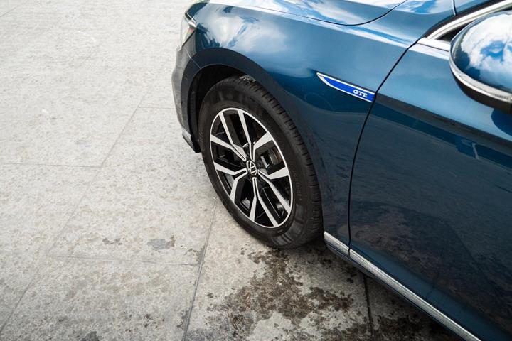 Blå VW Passat fra 2021