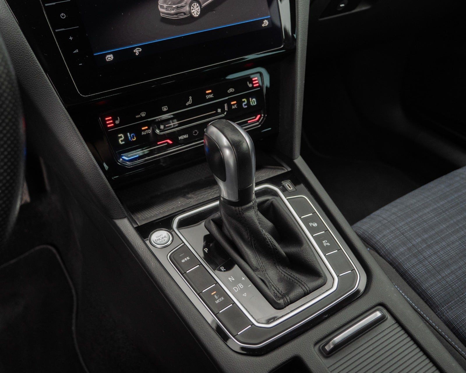 Blå VW Passat fra 2021