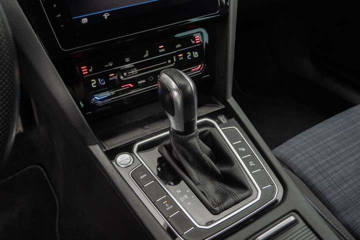Blå VW Passat fra 2021
