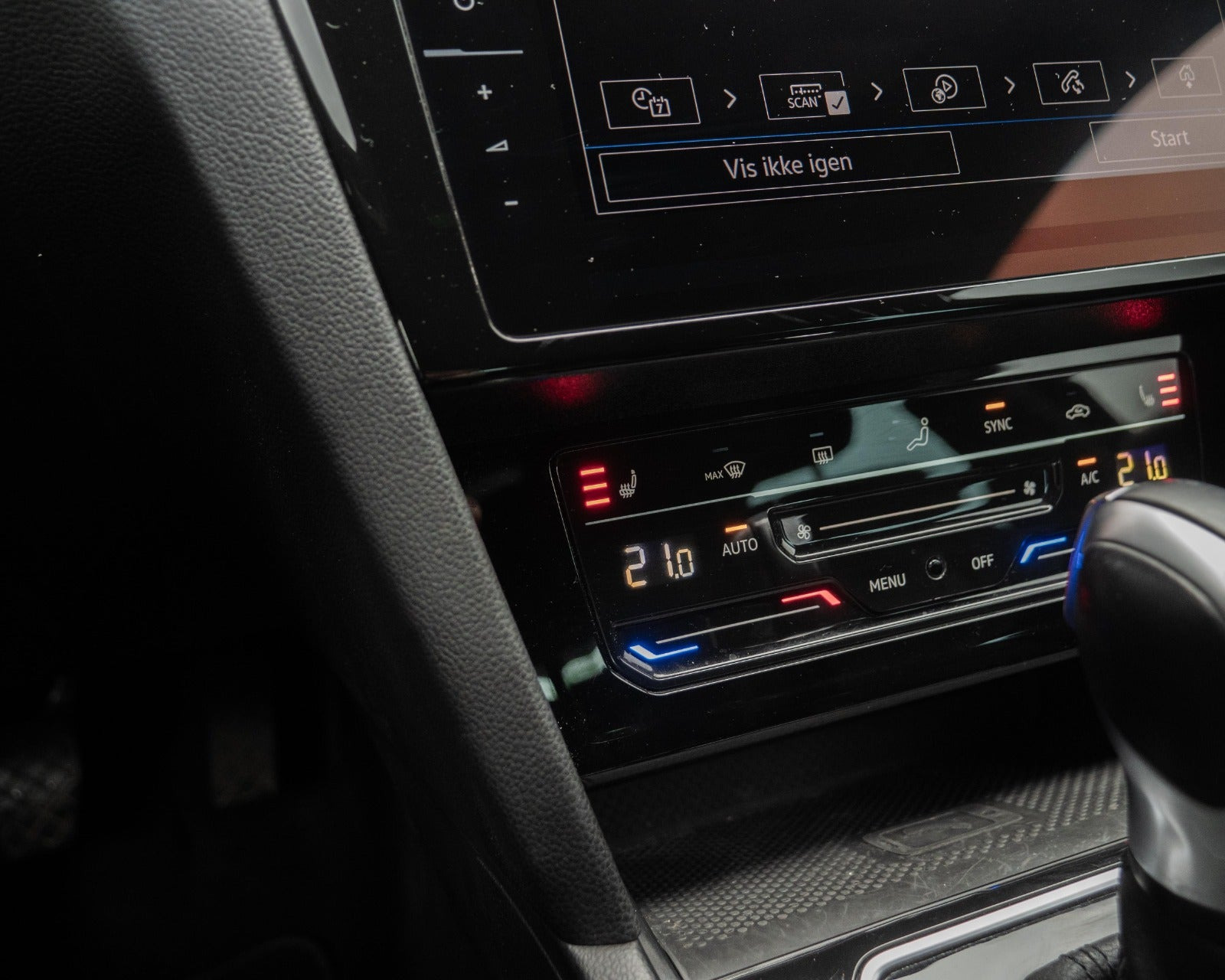 Blå VW Passat fra 2021