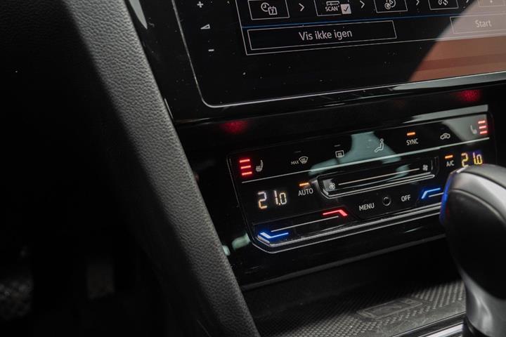 Blå VW Passat fra 2021