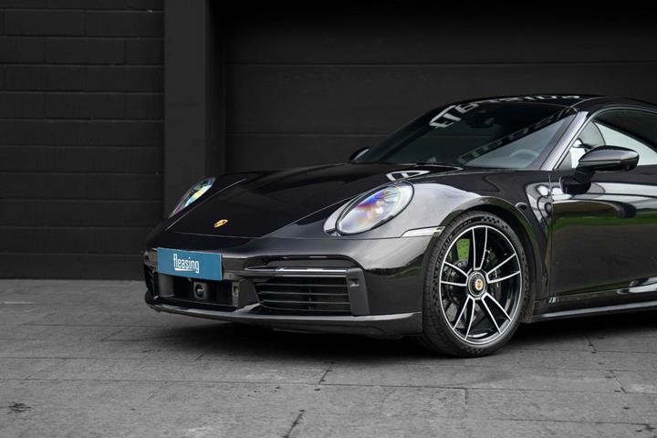 Sort Porsche 911 Turbo S fra 2020