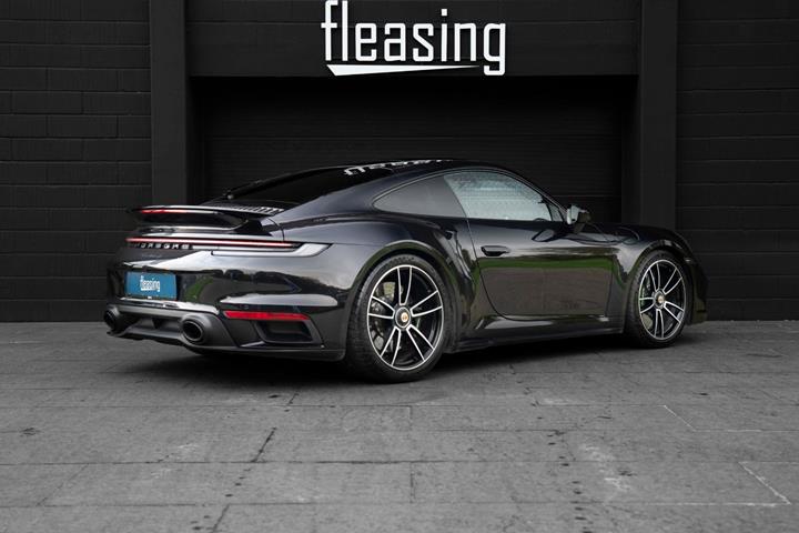 Sort Porsche 911 Turbo S fra 2020