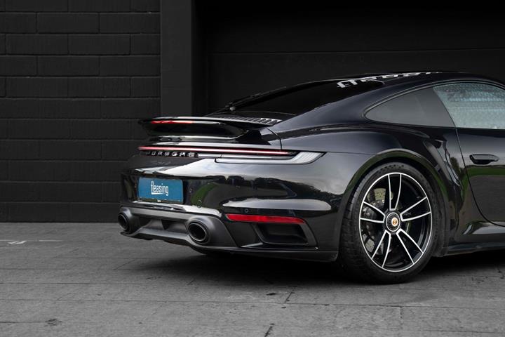 Sort Porsche 911 Turbo S fra 2020