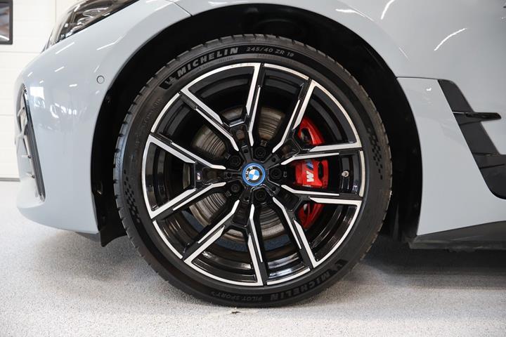 Grå BMW i4 fra 2023
