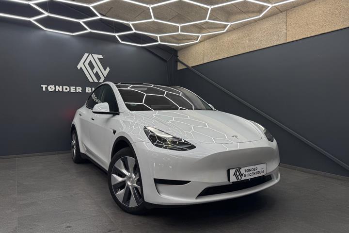Hvid Tesla Model Y fra 2023