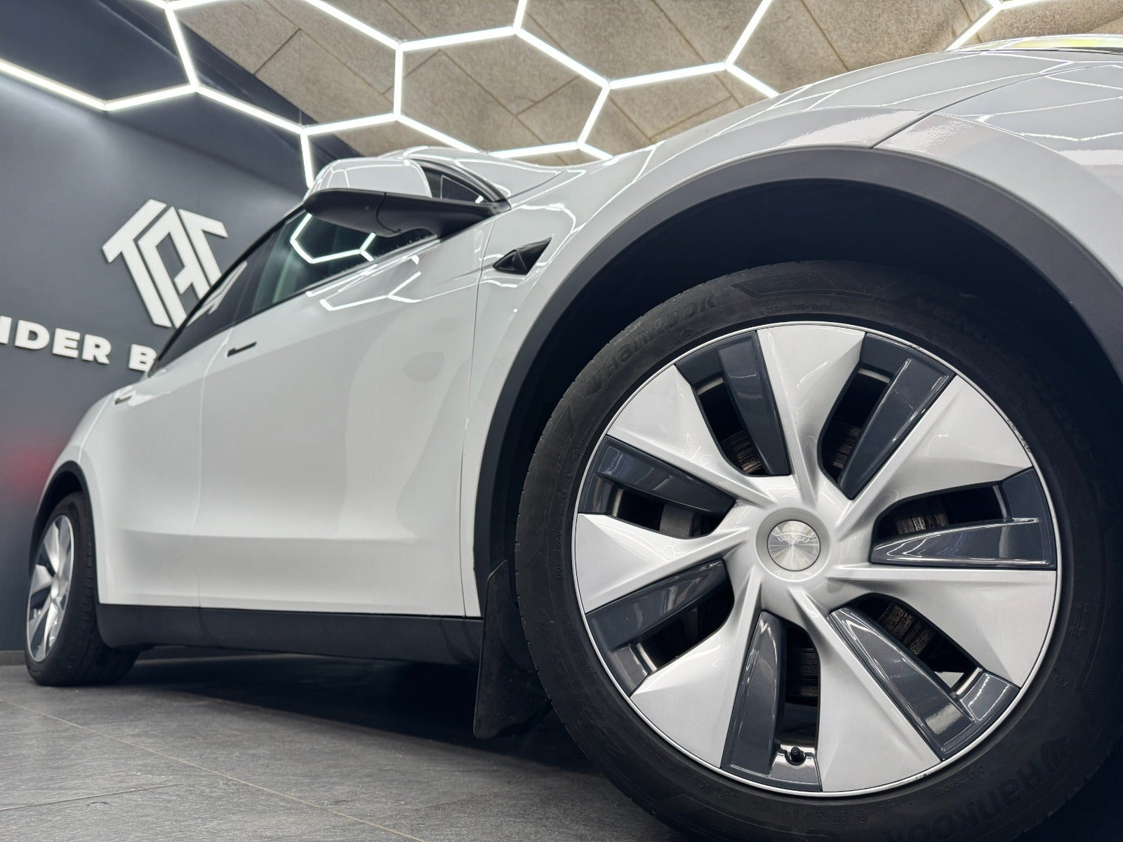 Hvid Tesla Model Y fra 2023