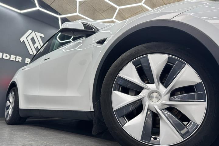 Hvid Tesla Model Y fra 2023