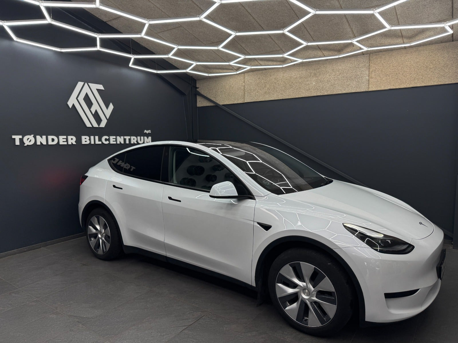 Hvid Tesla Model Y fra 2023