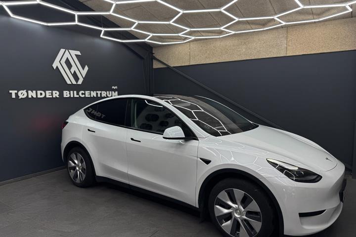 Hvid Tesla Model Y fra 2023