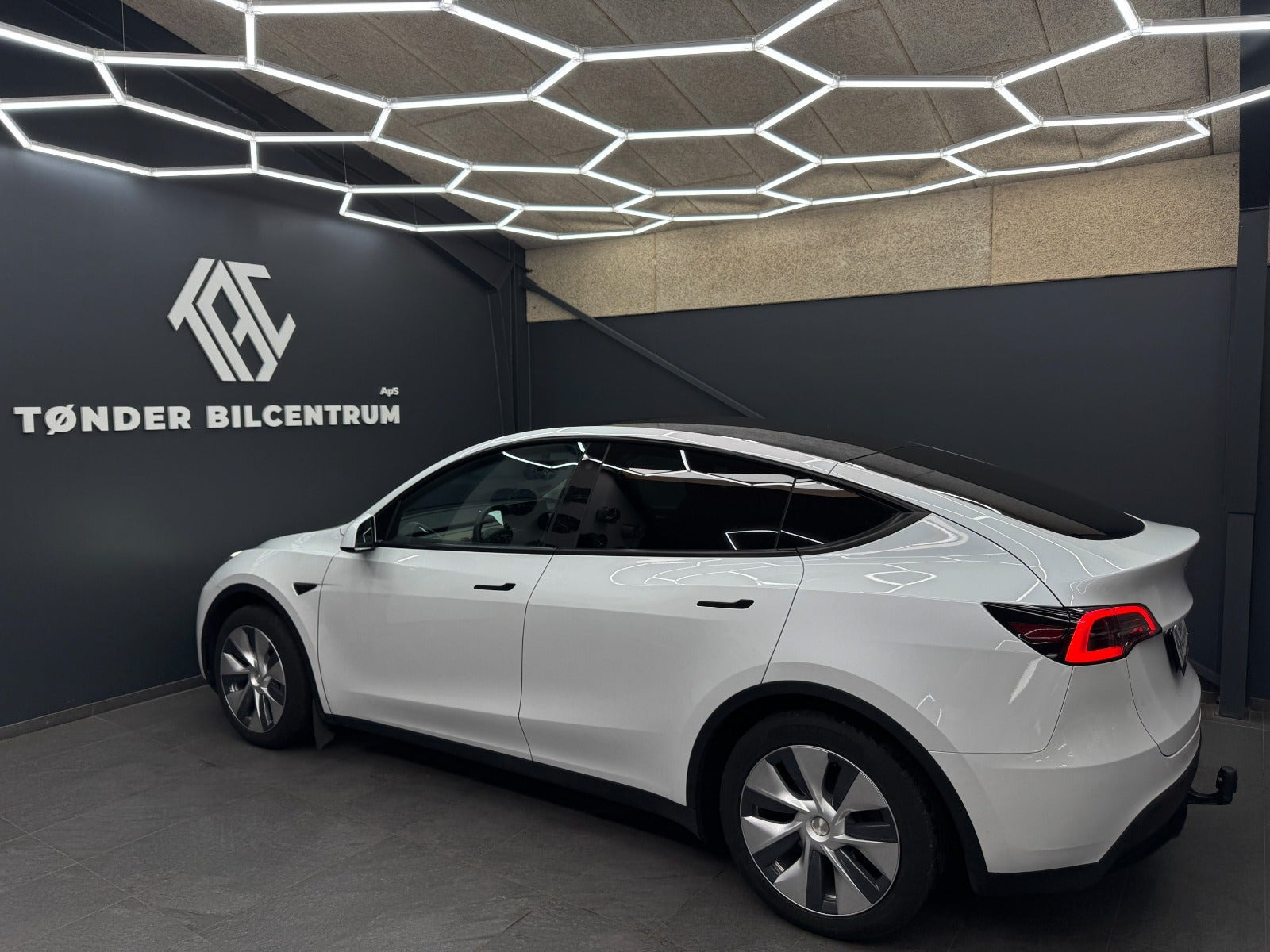 Hvid Tesla Model Y fra 2023