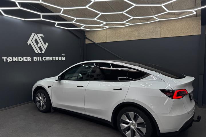 Hvid Tesla Model Y fra 2023