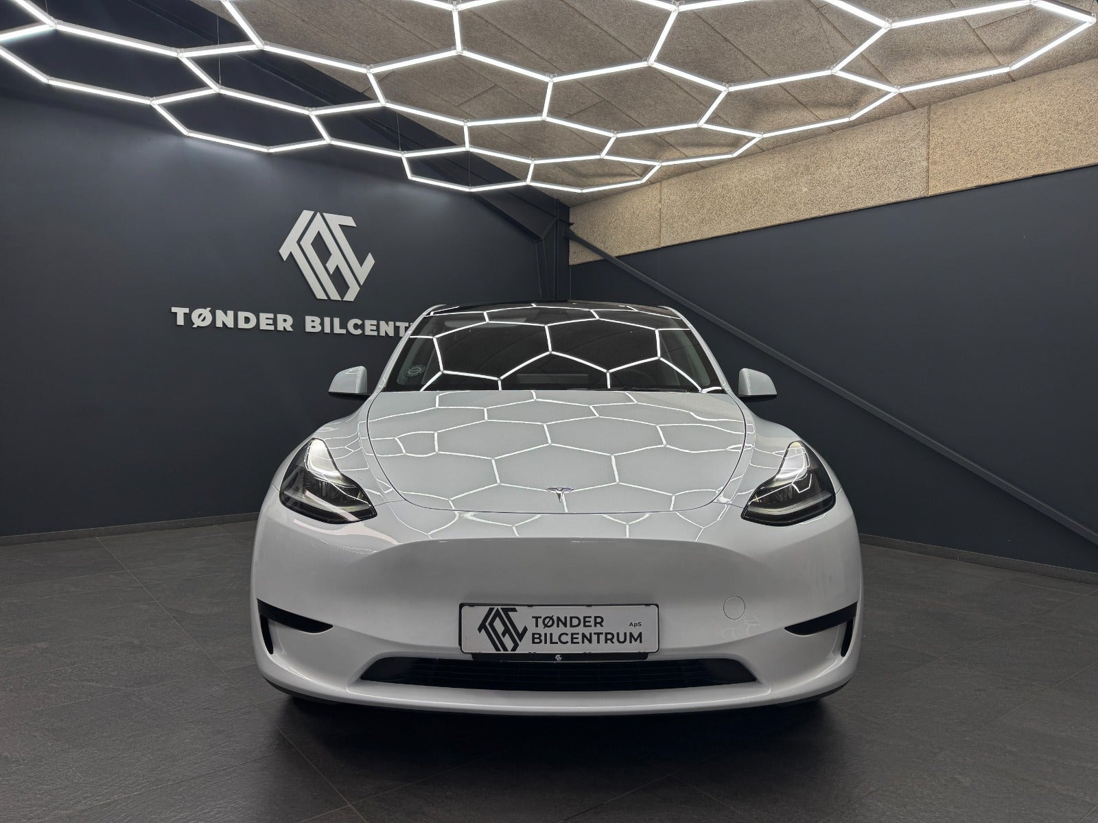 Hvid Tesla Model Y fra 2023
