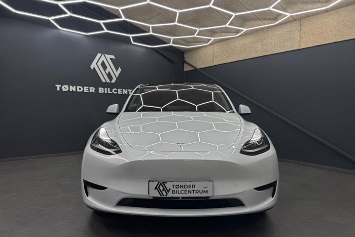 Hvid Tesla Model Y fra 2023