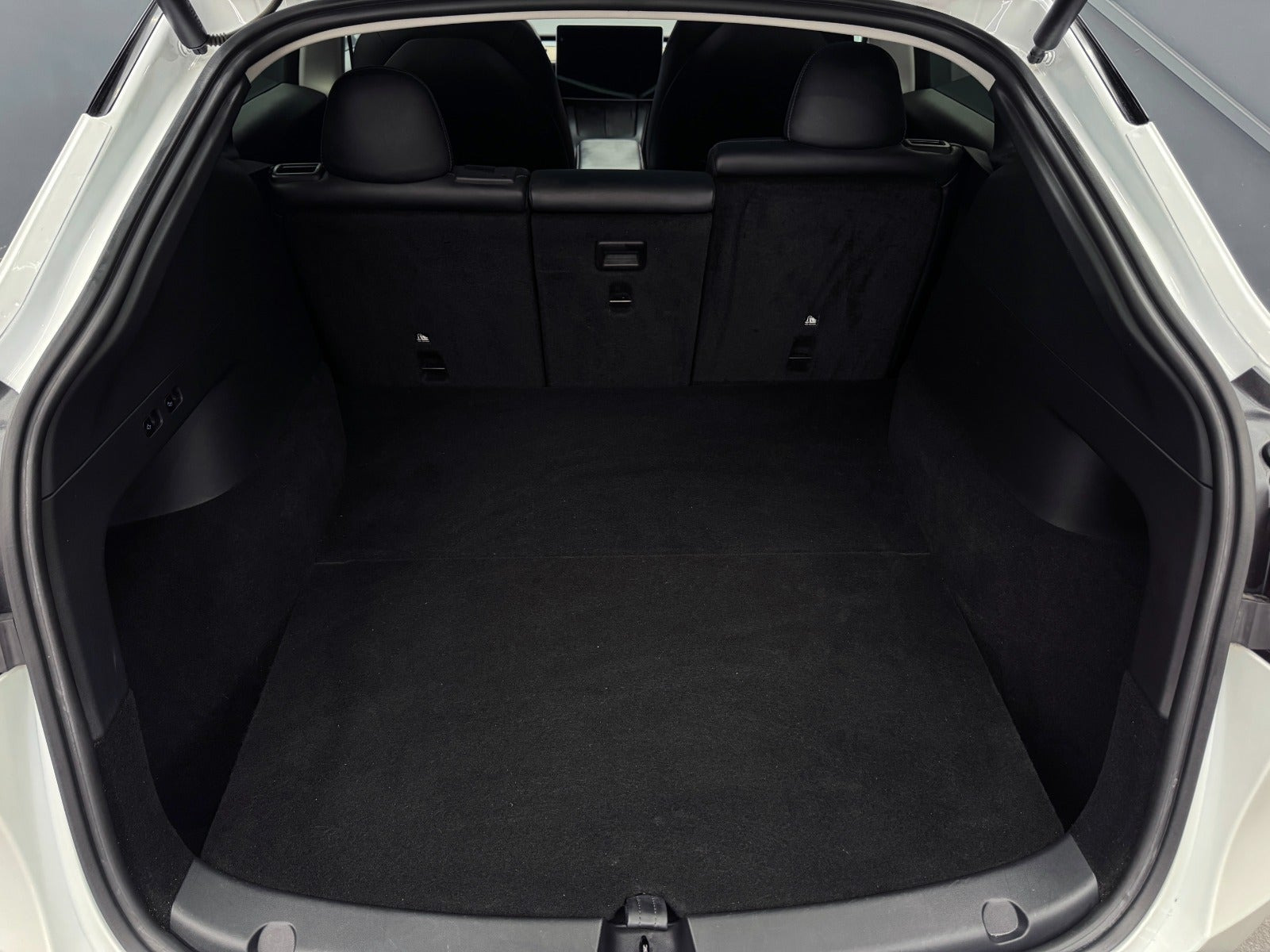 Hvid Tesla Model Y fra 2023