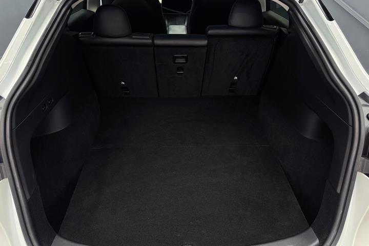 Hvid Tesla Model Y fra 2023
