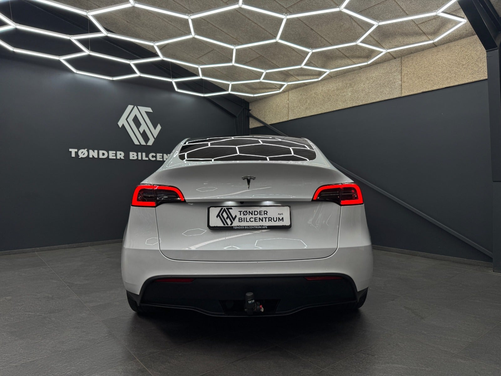 Hvid Tesla Model Y fra 2023