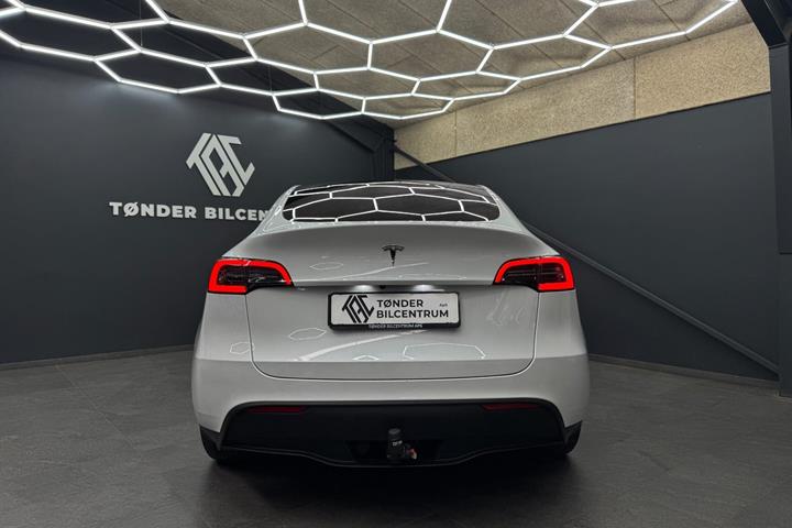 Hvid Tesla Model Y fra 2023