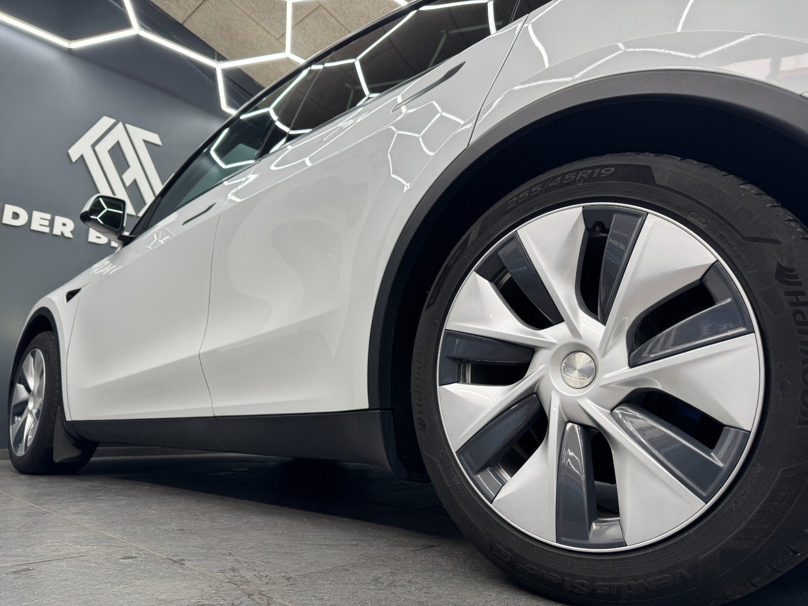 Hvid Tesla Model Y fra 2023