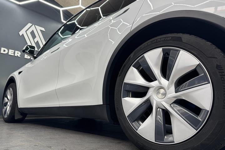 Hvid Tesla Model Y fra 2023