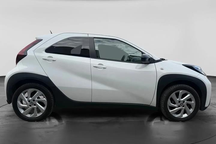 Hvid Toyota Aygo X fra 2024