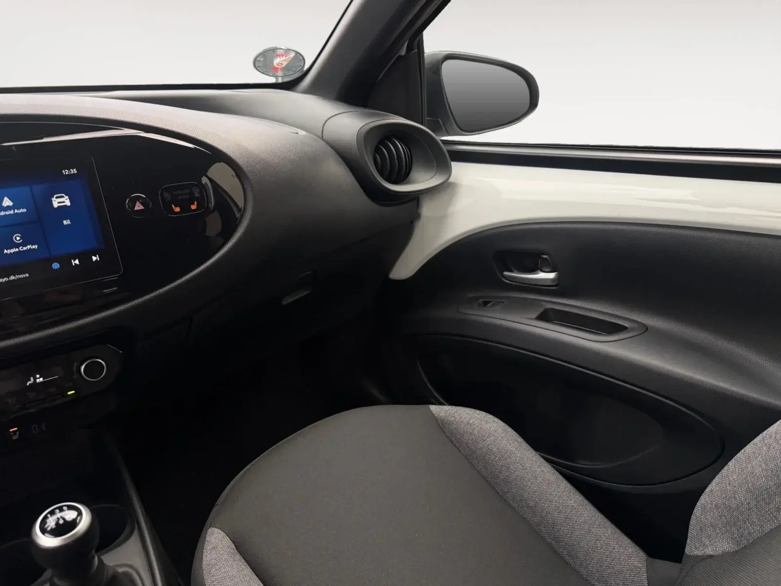 Hvid Toyota Aygo X fra 2024