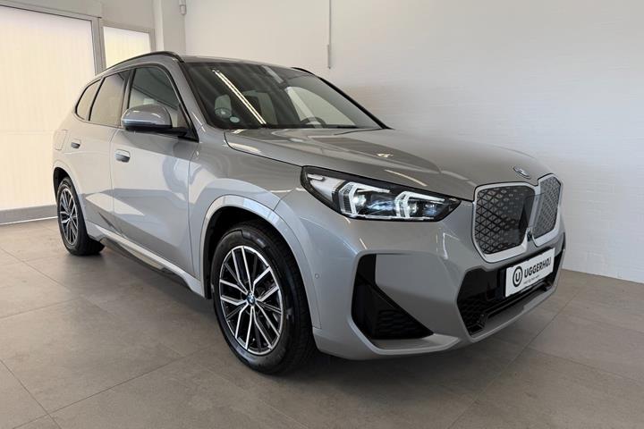 Orange BMW iX1 fra 2026