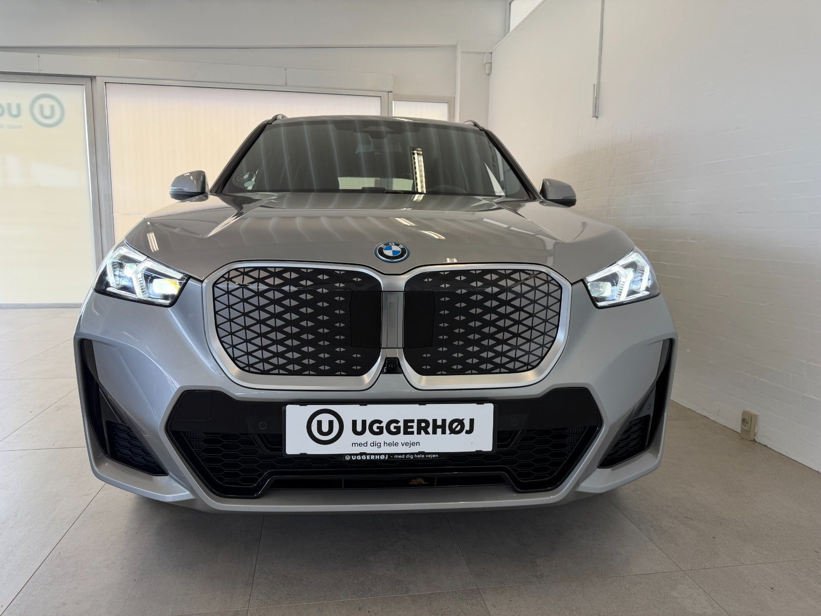 Orange BMW iX1 fra 2026