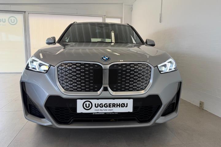 Orange BMW iX1 fra 2026