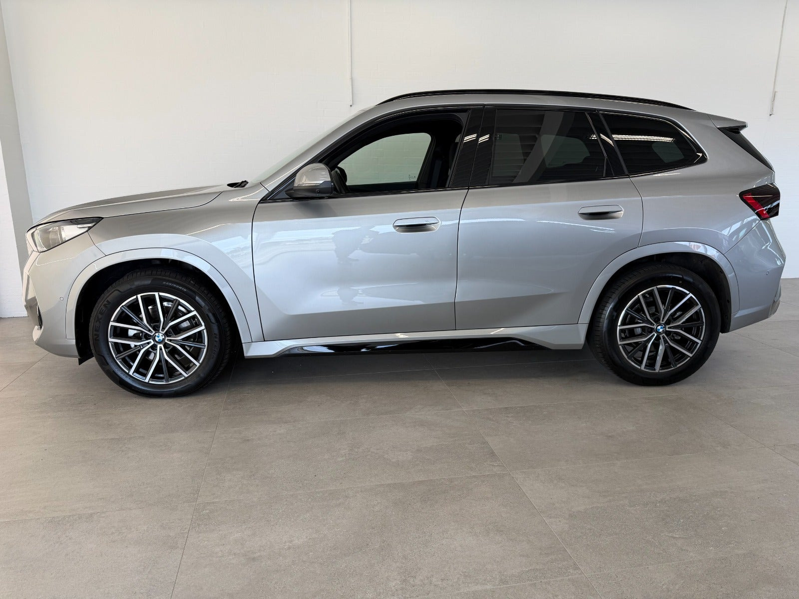 Orange BMW iX1 fra 2026