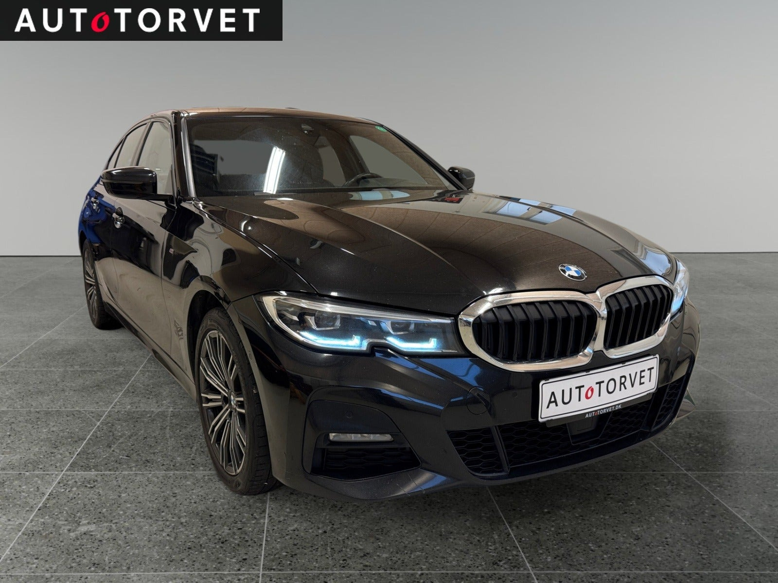 Sort BMW 330e fra 2021