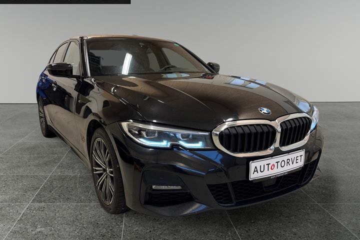 Sort BMW 330e fra 2021
